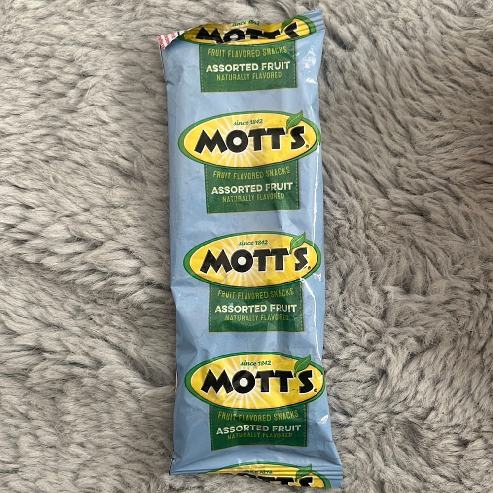 6 years old limited addition mott's assorted gummies